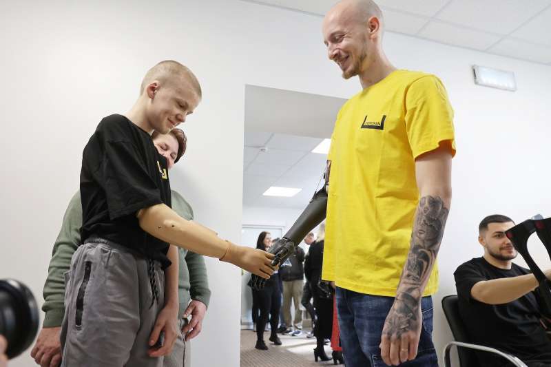 Новини компаній: Протезна майстерня, апарат для лікування болю та місця для відпочинку лікарів. Як&nbsp;бренд NESCAFE допомагає львівському центру Unbroken
