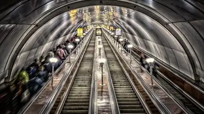 Мужчина без причин едва не сжег заживо прохожего парня в нью-йоркском метро