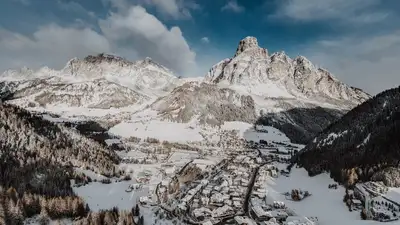 Три человека пропали без вести после оползня в швейцарских Альпах
