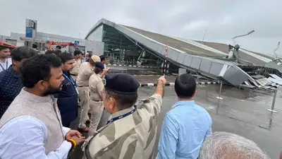 В аэропорту Дели из-за дождя обрушилась крыша: один человек погиб, восемь ранены