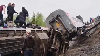 Пассажирский поезд сошел с рельсов в России: есть пострадавшие