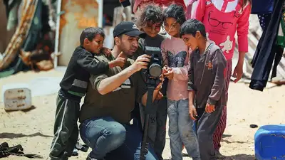Глухой журналист вещает из Газы на языке жестов