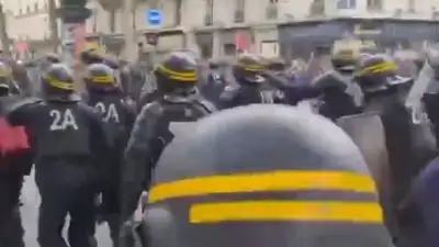 Слезоточивый газ применила полиция против митингующих во Франции