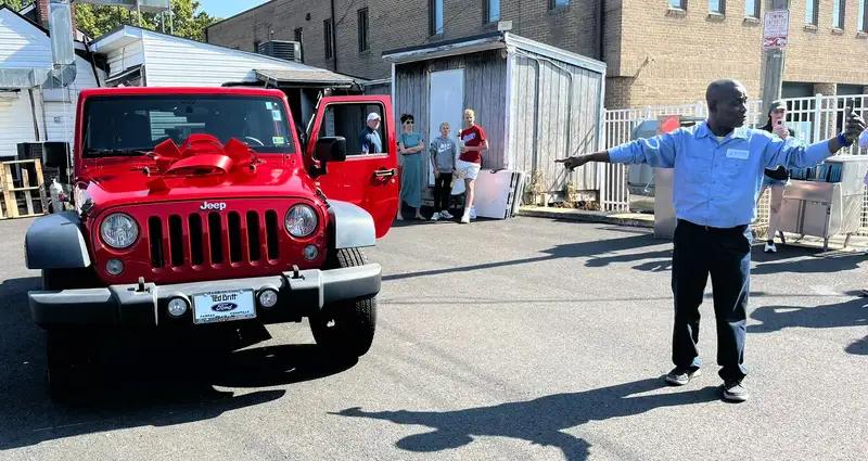 В США школьники подарили сторожу Jeep Wrangler