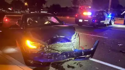 Tesla на автопилоте врезалась в стоящую на дороге полицейскую машину