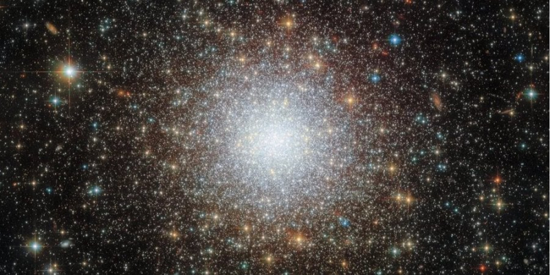 Щось дивовижне. Телескоп Hubble зафіксував зіркове скупчення, схоже на снігову кульку — фото