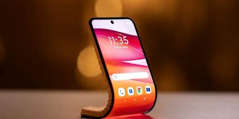 Унікальна річ. Motorola презентувала гнучкий смартфон, який можна носити на руці як браслет